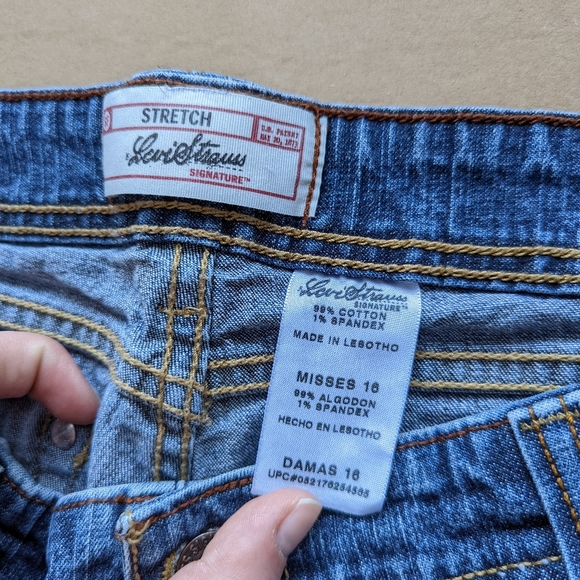 Retro Y2K Levi's Jean Shorts - Picture 2 of 7